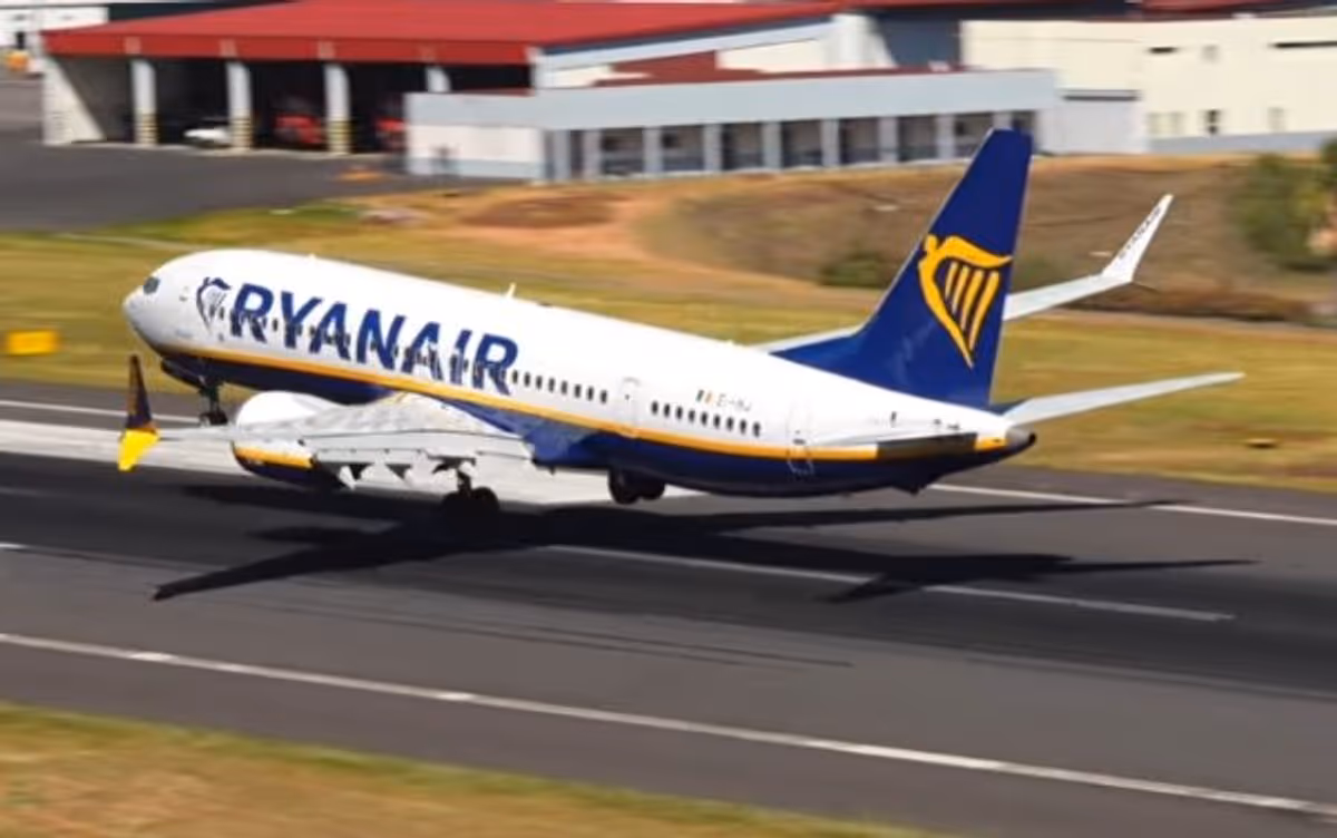 Ryanair: reduce su plan de invierno por alza en combustible